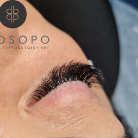 Εφαρμογή extensions βλεφαρίδων στο Χαλάνδρι σε κοντινό πλάνο ματιού