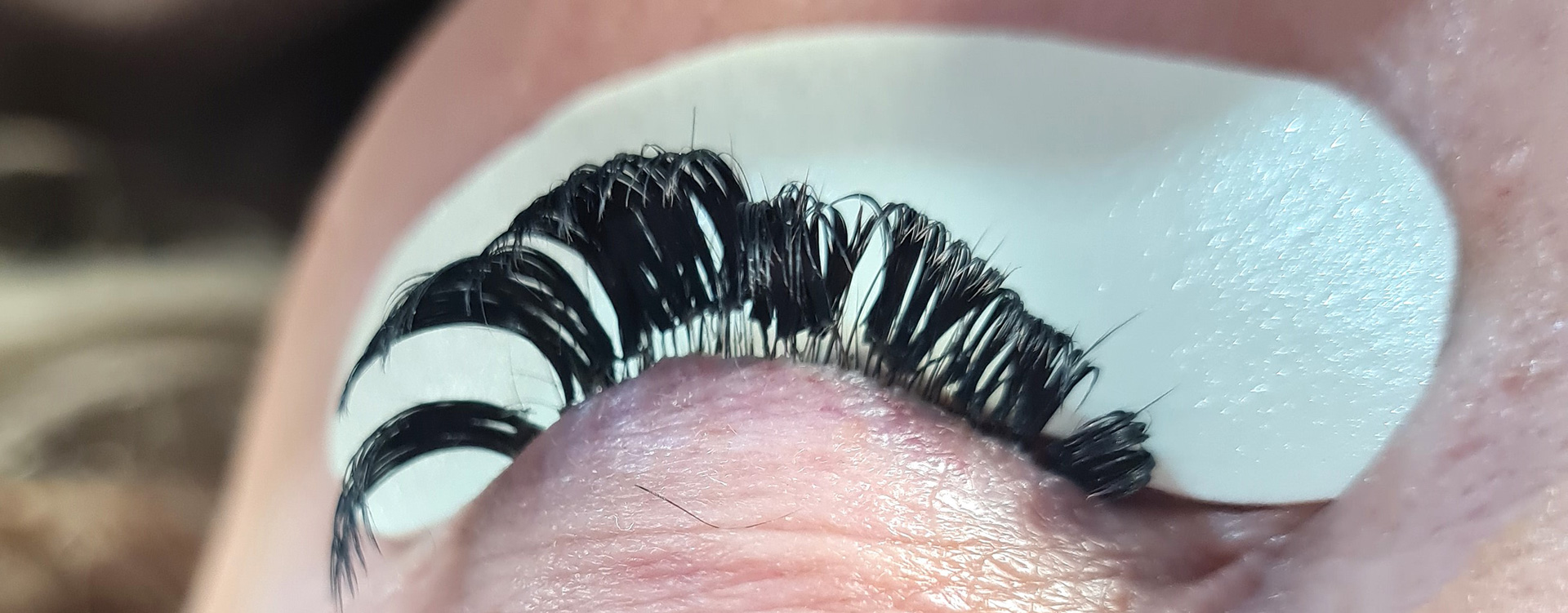 Λάθος εφαρμογή Lash Extensions που επιβαρύνει και καταστρέφει τις φυσικές βλεφαρίδες.