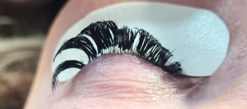 Λάθος εφαρμογή Lash Extensions που επιβαρύνει και καταστρέφει τις φυσικές βλεφαρίδες.