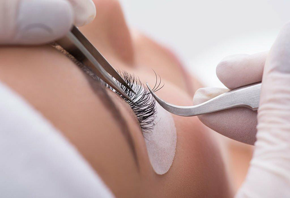Σωστή εφαρμογή eyelash extensions με προσεκτική απομόνωση της φυσικής βλεφαρίδας και τοποθέτηση extension με επαγγελματική λαβίδα.