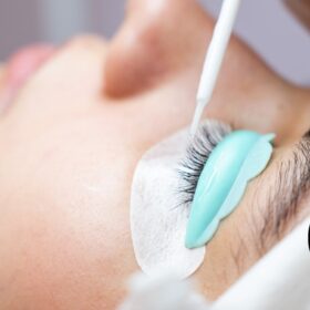 lash-lift-processing-step-silicone-pad-solution-application-prosopo-chalandri-athens.jpg