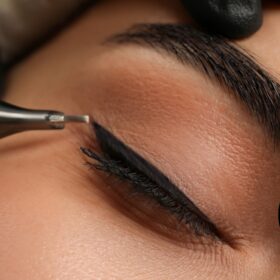 permanent-eyeliner-application-close-up-precision-prosopo.jpg
