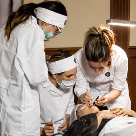 Πρακτική εφαρμογή Volume Eyelash Extensions σε μοντέλο κατά τη διάρκεια ατομικού σεμιναρίου PROSOPO