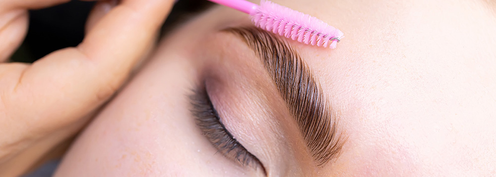 Brow Lamination με φυσικό σχηματισμό φρυδιών