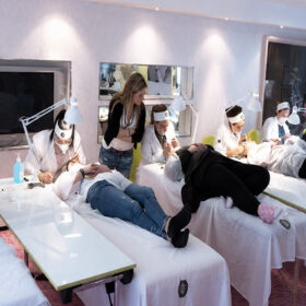 Εκπαιδευόμενες πραγματοποιούν πρακτική Microblading σε πραγματικά μοντέλα με καθοδήγηση σε εκπαιδευτικό σεμινάριο του PROSOPO