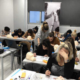 Μαθήτριες εξασκούνται στην τεχνική One by One Eyelash Extensions σε εκπαιδευτικές κούκλες κατά τη διάρκεια πρακτικού σεμιναρίου PROSOPO