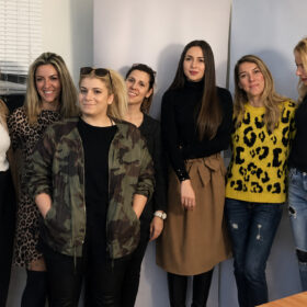 Ομαδική φωτογραφία από σεμινάριο Lash Lift με εκπαιδεύτρια και συμμετέχουσες σε επαγγελματικό χώρο αισθητικής.